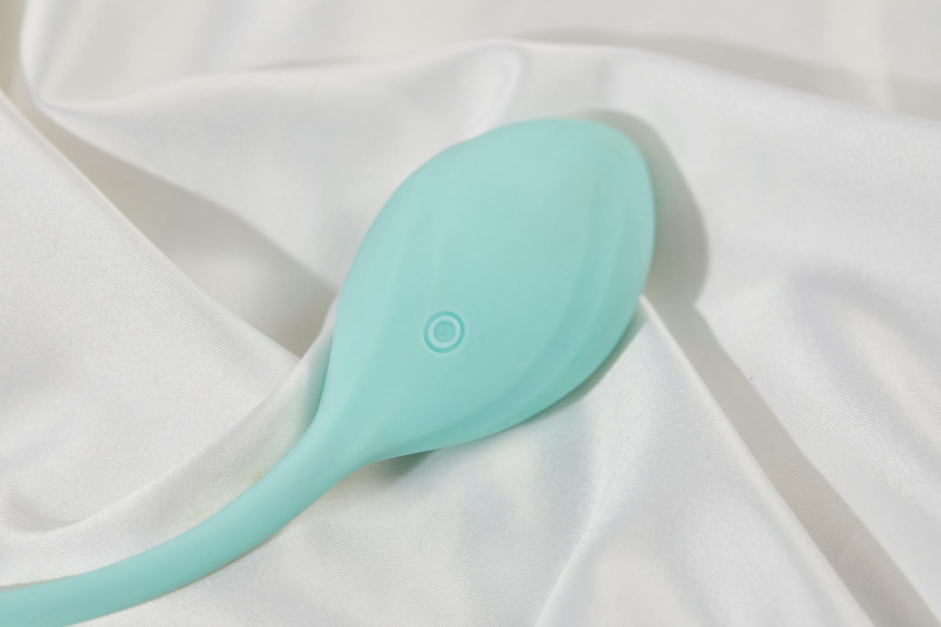 Junges Paar hält zusammen einen blauen Vibrator in der Hand und symbolisiert moderne Partnerschaftsintimität