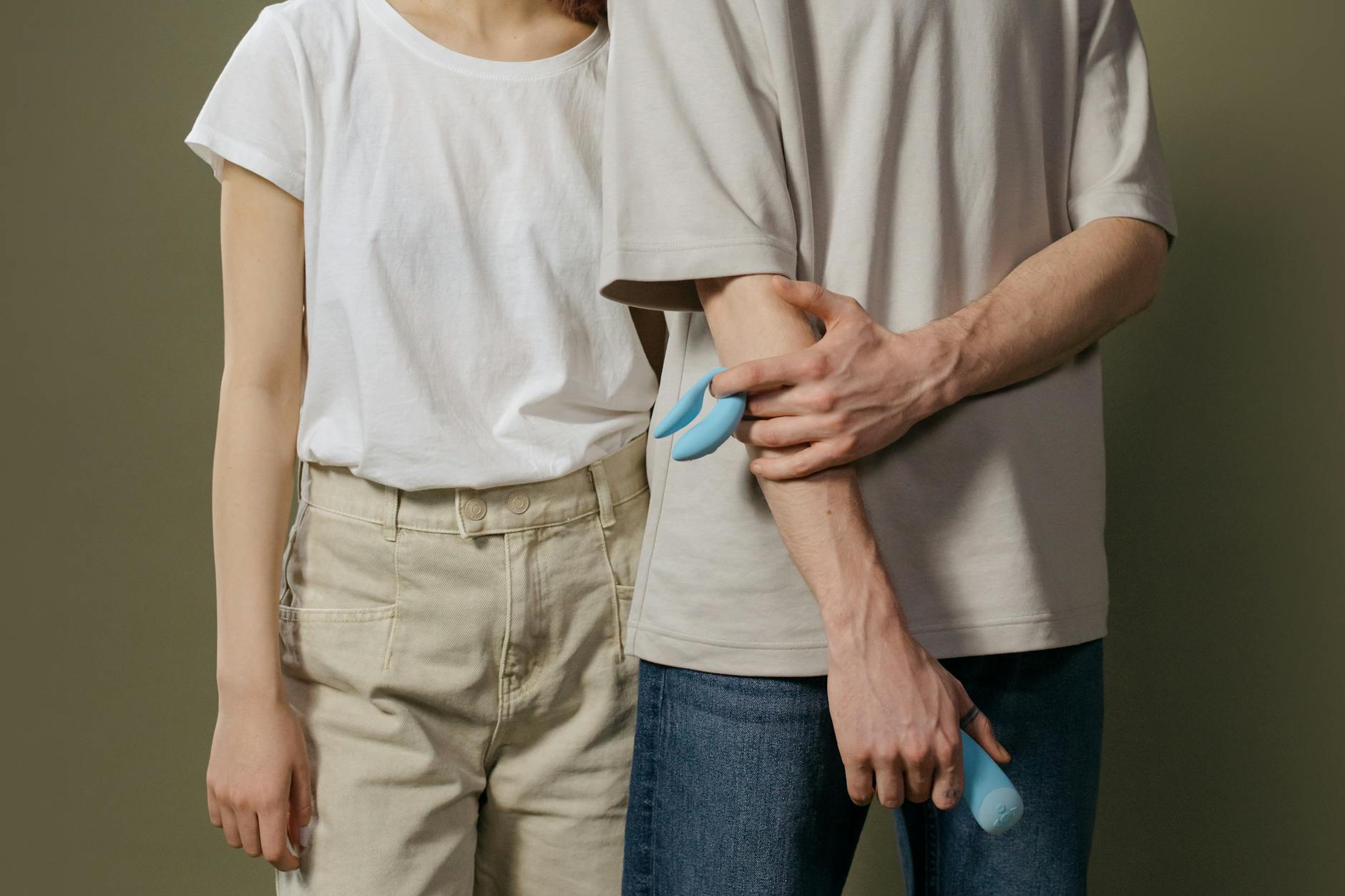 Ein junges Paar steht zusammen und erkundet Intimität und moderne Sexualität.