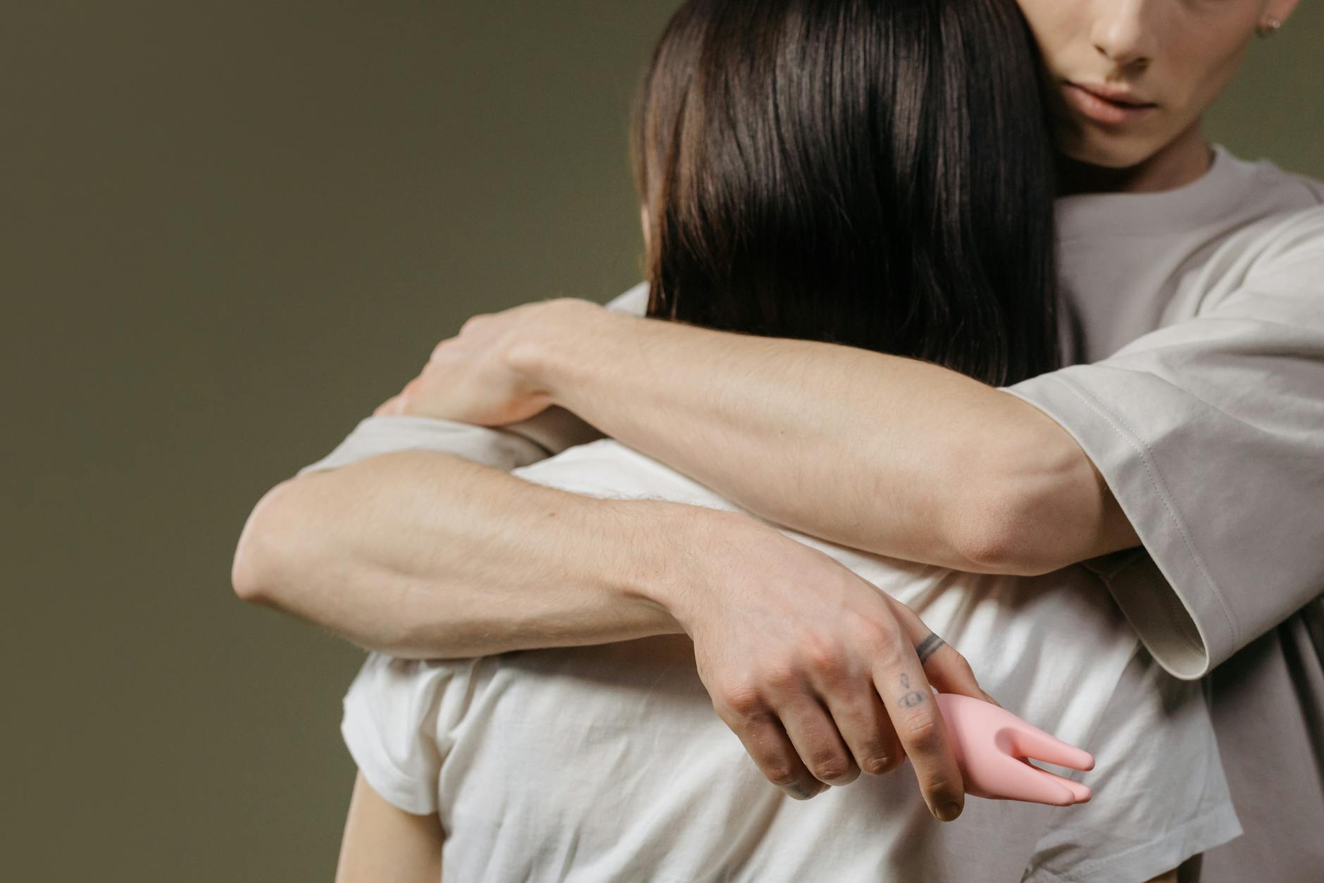 Ein nahes Porträt eines Paares, das sich umarmt und Intimität und Verbundenheit symbolisiert